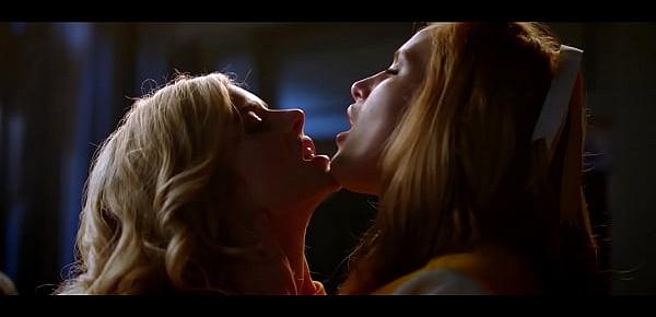  Bella Thorne kissing Samara Weaving - The Babysitter (2017)